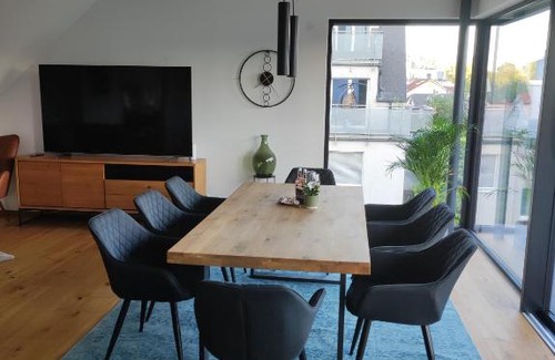 Kaisermuhlen Apartment | Elegant Penthouse with Views of UNO City and Kaiserwasser