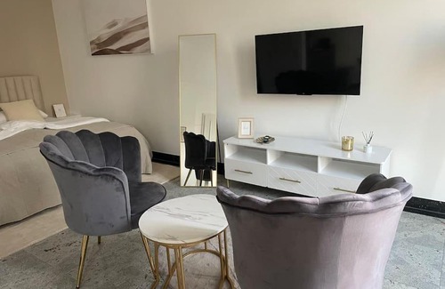 Berliner Vorstadt Apartment | Elegant Studio with Private Lake Access for Family Fun