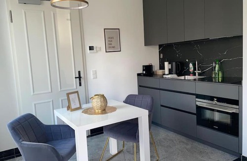 Berliner Vorstadt Apartment | Elegant Studio with Private Lake Access for Family Fun