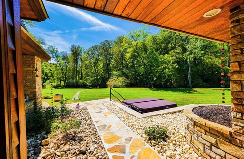 Farmington House | Exceptional Frank Lloyd Wright Inspired Retreat - The Dream House