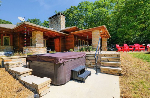 Farmington House | Exceptional Frank Lloyd Wright Inspired Retreat - The Dream House