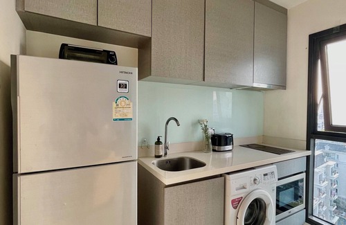Bang Chak Apartment | Convenient Condo with Pool and Spa Near Train Access