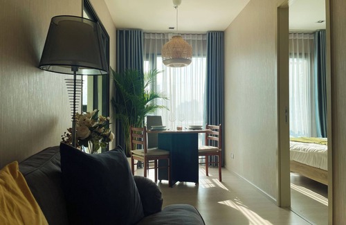 Bang Chak Apartment | Convenient Condo with Pool and Spa Near Train Access