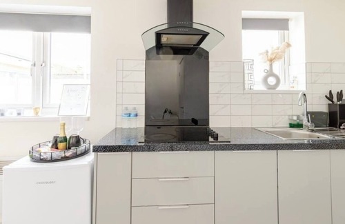 Singlewell Apartment | Stylish 1-Bed Apartment with Kitchen for Your Ideal Escape