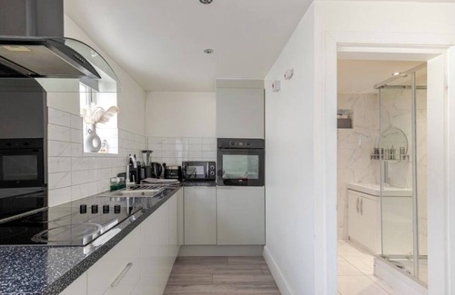 Singlewell Apartment | Stylish 1-Bed Apartment with Kitchen for Your Ideal Escape