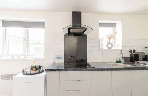 Singlewell Apartment | Ideal 1 Bed Apartment with Kitchen for Your Perfect Escape