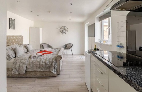 Singlewell Apartment | Ideal 1 Bed Apartment with Kitchen for Your Perfect Escape