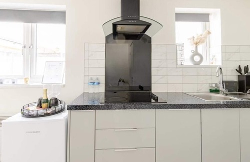 Singlewell Apartment | Ideal 1 Bed Apartment with Kitchen for Your Perfect Escape