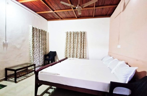 Varkala Bed & Breakfast | Luxurious 1 double Bed BnB 10
