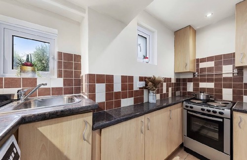 East Molesey Apartment | Elegant 1Bed Flat Steps from Hampton Court Palace