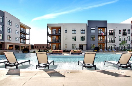 Wichita Apartment | Top-Rated 1BR Downtown APT with Pool, Sauna & Golf