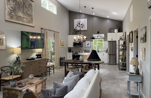 Carbondale House | Elevated 2 Bdrm Deckhouse Retreat: A Nature Lover's Hideaway
