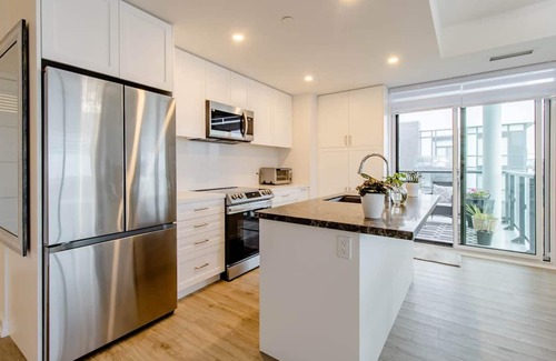 Innisfil Condo | Luxurious 2-Bed, 2-Bath Furnished - 5 Star Resort