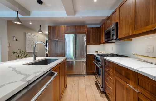 Aspen Condo | Elegant 2 BR Retreat with Spa and Ocean Views in Aspen