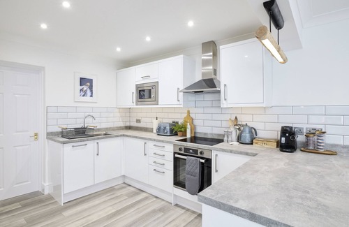 Ferndown Apartment | Elegant 2 Bedroom Apartment Overlooking Scenic Golf Course