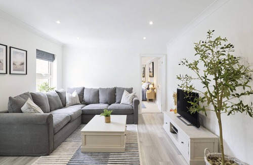 Ferndown Apartment | Elegant 2 Bedroom Apartment Overlooking Scenic Golf Course