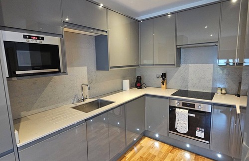 West Finchley Apartment | Pet-Friendly 2 Bedroom Apartment for Memorable Stays