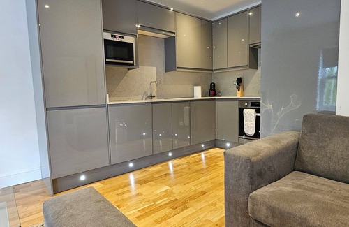 West Finchley Apartment | Pet-Friendly 2 Bedroom Apartment for Memorable Stays