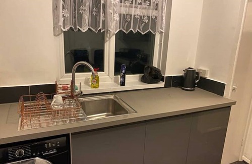 Wall End Apartment | Elegant 2 Bedroom Flat with Balcony in London - Guest Rated 10/10