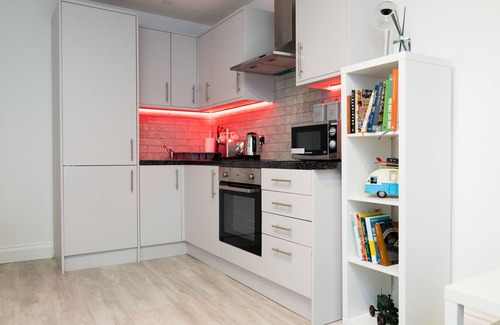 Chapeltown Apartment | Elegant 2-Bedroom Retreat in Leeds Near Dance School