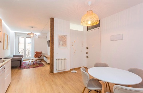 Justicia Apartment | Stylish 2BR/2BA Retreat in Chueca - Pet & Child Friendly