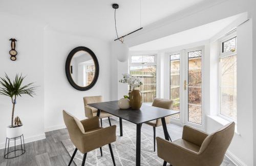 Braintree House | Charming 3 Bed Retreat with Free Parking Near Train Station