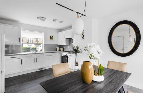 Braintree House | Charming 3 Bed Retreat with Free Parking Near Train Station