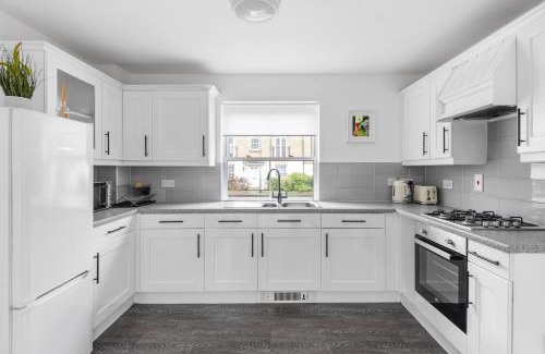 Braintree House | Charming 3 Bed Retreat with Free Parking Near Train Station