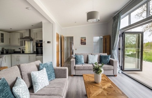 Cambourne Cabin | Charming 3-Bed Lodge with Hot Tub Near Cambridge City