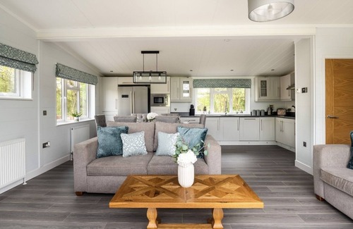 Cambourne Cabin | Charming 3-Bed Lodge with Hot Tub Near Cambridge City