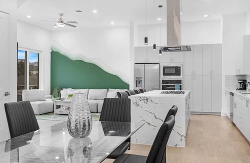 South Central Houston House | Luxurious 3 Bed3 Bath near Downtown Houston