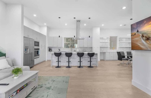 South Central Houston House | Luxurious 3 Bed3 Bath near Downtown Houston
