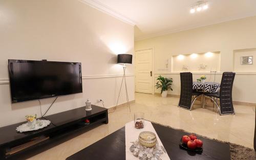 Sheikh Zayed City Apartment | Spacious 3-Bedroom Flat with Hot Tub in Prime Location
