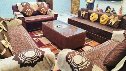 Vaishali Apartment | Family-Friendly 3 BHK Flat in Ghaziabad - Rated 9/10