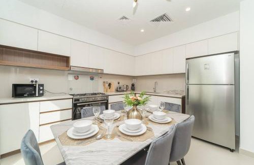 Dubai Villa | Elegant 3 BR Retreat with Maid Room in Arabian Ranches 2
