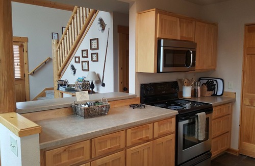 Redmond House | Inviting Eagle Crest Chalet with Hot Tub & Golf Course Access