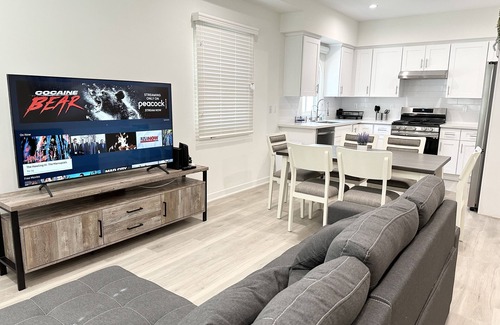 Lamanda Park House | Modern 3BR Home in Peaceful Community - Family Friendly