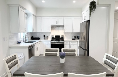 Lamanda Park House | Modern 3BR Home in Peaceful Community - Family Friendly