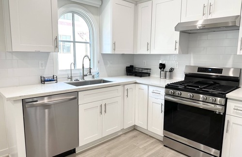 Lamanda Park House | Modern 3BR Home in Peaceful Community - Family Friendly