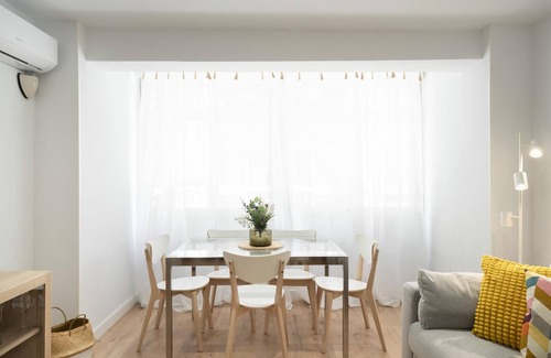 Angustias - Chana - Encina Apartment | Luxurious 3BR Apt Near Train Station and City Center – Ideal for Families