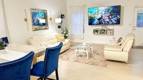 Sunset Road House | Luxurious 3BR King Bed, Queen Bed and Patio