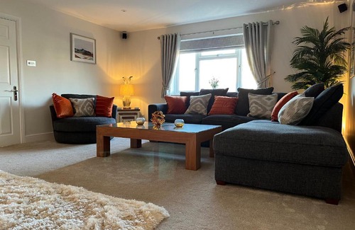 Stow-on-the-Wold House | Elegant Cotswold Retreat with Hot Tub & Pet-Friendly Perks