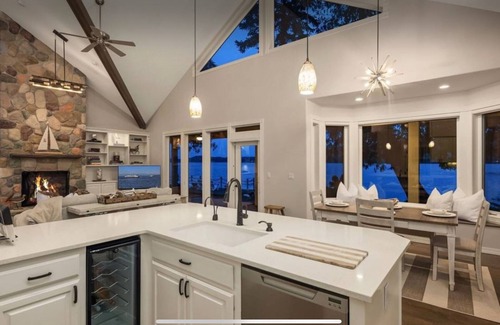 Belfair House | Luxurious 4-bedroom beachfront home with AC, gym and sport court in Belfair