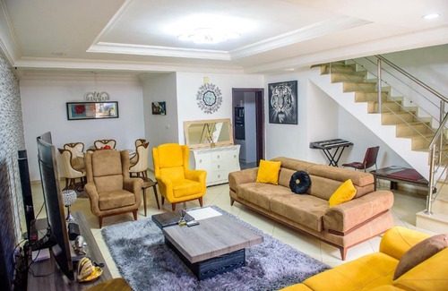 Abuja Apartment | Elegant 4 Bedroom Duplex with Pool & WiFi - Rated 10/10