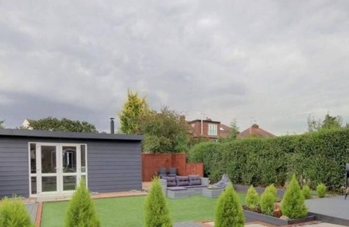 Burton Joyce House | Family-Friendly 4 Bedroom Detached Home with Kitchen Access