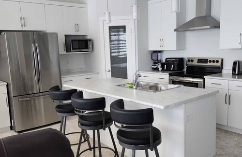 Winnipeg House | Elegant 4 Bedroom Retreat - Sage Creek with Spa & Breakfast