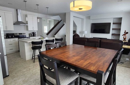 Winnipeg House | Elegant 4 Bedroom Retreat - Sage Creek with Spa & Breakfast