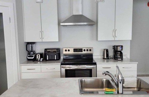 Winnipeg House | Elegant 4 Bedroom Retreat - Sage Creek with Spa & Breakfast