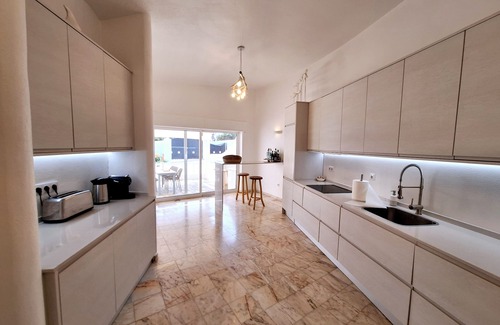Salema Villa | Elegant 4-Bedroom Villa with Heated Pool & Ocean View