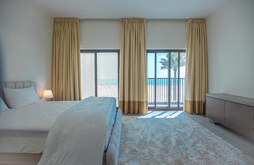 Al-Fujairah Villa | Beachfront 4 Bedroom Villa with Pool & Ocean Views